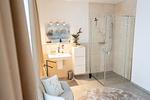 Badezimmer - SmartFewo: Nebelgruß | Seeterrasse | Sauna | Park - Top-Hundeurlaub