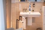 Badezimmer Waschbecken - SmartFewo: Nebelgruß | Seeterrasse | Sauna | Park - Top-Hundeurlaub