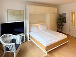 Wohnzimmer mit Schrankbett in der Ferienwohnung Strandlöper in Wittdün auf Amrum - Ferienwohnung *Strandlöper* - Top-Hundeurlaub