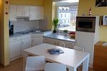 Wohnzimmer mit offener Küche in der Ferienwohnung Therese 8 in Wittdün auf Amrum - Ferienwohnung *Therese 8* - Top-Hundeurlaub