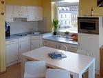 Wohnzimmer mit offener Küche in der Ferienwohnung Therese 8 in Wittdün auf Amrum - Ferienwohnung *Therese 8* - Top-Hundeurlaub