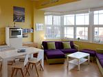 Wohnzimmer mit offener Küche in der Ferienwohnung Therese 8 in Wittdün auf Amrum - Ferienwohnung *Therese 8* - Top-Hundeurlaub