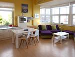 Wohnzimmer mit offener Küche in der Ferienwohnung Therese 8 in Wittdün auf Amrum - Ferienwohnung *Therese 8* - Top-Hundeurlaub