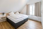 Schlafzimmer - Maisonette-Apartment „Hafenparadies“ am Yachthafen , optional mit Bootsliegeplatz gegen Gebühr .Haus 6 Nr47 - Top-Hundeurlaub