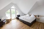 Schlafzimmer - Maisonette-Apartment „Hafenparadies“ am Yachthafen , optional mit Bootsliegeplatz gegen Gebühr .Haus 6 Nr47 - Top-Hundeurlaub