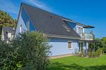 Fassade / Eingang - Ferienhaus Himmelblau OG mit Balkon, Garten mit Grillmöglichkeit - Top-Hundeurlaub