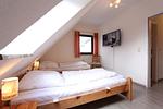 Schlafzimmer - DHH Meisenweg 14 Vroni - Top-Hundeurlaub