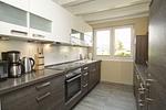 Küche / Küchenzeile - Haus: Terrasse, Balkon, eigene Sauna, Sauna - und Schwimmbadnutzung - Top-Hundeurlaub