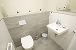 Gäste-WC - Haus: Terrasse, Balkon, eigene Sauna, Sauna - und Schwimmbadnutzung - Top-Hundeurlaub