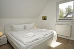 Schlafzimmer - Haus: Terrasse, Balkon, eigene Sauna, Sauna - und Schwimmbadnutzung - Top-Hundeurlaub