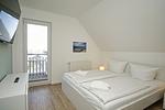Schlafzimmer - Haus: Terrasse, Balkon, eigene Sauna, Sauna - und Schwimmbadnutzung - Top-Hundeurlaub