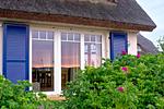 Fassade / Eingang - Abendrot: Terrasse,Garten,Meerbl. - Top-Hundeurlaub