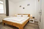 Schlafzimmer - FeWo 01: Veranda, Sauna, Schwimmbad - Top-Hundeurlaub