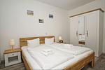 Schlafzimmer - FeWo 01: Veranda, Sauna, Schwimmbad - Top-Hundeurlaub