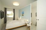 Schlafzimmer - FeWo 07 MEERstille: Terrasse - Top-Hundeurlaub