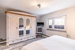 Schlafzimmer 2 / OG / Kleiderschrank - Ferienhaus Nino - Top-Hundeurlaub