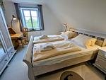 Schlafzimmer - Ferienhaus Ellen, OG Whg. - Top-Hundeurlaub