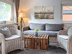 Wohnzimmer mit Sofa und Korbsessel - Haus 32c - Top-Hundeurlaub