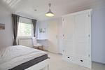 zweites Schlafzimmer mit Doppelbett, Kleiderschrank und Schreibgelegenheit - Haus 32c - Top-Hundeurlaub