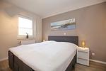 erstes Schlafzimmer mit Boxspringbett - Wohnung 1 - Top-Hundeurlaub