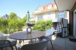 Wohnzimmer mit Blick auf Terrasse - Wohnung 1 - Top-Hundeurlaub