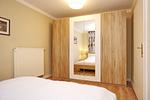 Schlafzimmer mit Kleiderschrank - Wohnung 03-3 - Top-Hundeurlaub