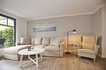 Wohnzimmer mit Ecksofa und Sessel - Wohnung 18-3 - Top-Hundeurlaub