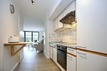 Küchenzeile mit Blick zum Wohnbereich - Wohnung 18-3 - Top-Hundeurlaub