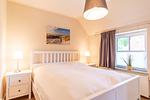 erstes Schlafzimmer mit Doppelbett und Kommode - Wohnung 02 - Top-Hundeurlaub