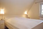 erstes Schlafzimmer mit Doppelbett - Wohnung 03 - Top-Hundeurlaub