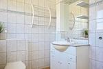 Badezimmer mit WC und Waschbecken - Wohnung 03 - Top-Hundeurlaub