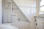 Badezimmer mit Dusche und Badewanne - Wohnung 03 - Top-Hundeurlaub