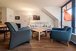 Wohnzimmer mit Sofa und 2 Sesseln - Wohnung 03-6 - Top-Hundeurlaub