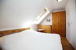 Kleiderschrank und Doppelbett im zweiten Schlafzimmer - Wohnung 03-6 - Top-Hundeurlaub