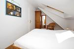 Doppelbett und Kleiderschrank im dritten Schlafzimmer - Wohnung 03-6 - Top-Hundeurlaub