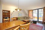 Esstisch und Schlafsofa im Wohnzimmer mit Blick auf den Balkon - Wohnung 03-8 - Top-Hundeurlaub
