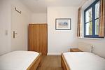 erstes Schlafzimmer mit Einzelbetten und Kleiderschrank - Wohnung 03-8 - Top-Hundeurlaub