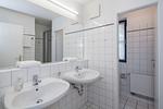 Badezimmer mit Dusche, zwei Waschbecken und separatem WC - Wohnung 03-8 - Top-Hundeurlaub