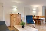 Wohnzimmer mit Sessel und Esstisch - Souterrain Wohnung 07 - Top-Hundeurlaub