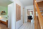 Flur mit Blick zum Wohnzimmer und ins erste Schlafzimmer - Haus 26b - Top-Hundeurlaub