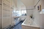 Badezimmer mit Badewanne und WC - Wohnung 06 - Top-Hundeurlaub