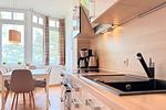 Küchenzeile mit Blick zum Essbereich - Wohnung 03 - Top-Hundeurlaub