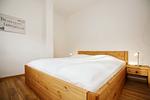 Schlafzimmer mit Doppelbett - Wohnung 03 - Top-Hundeurlaub