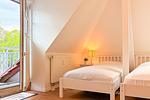 1. Schlafzimmer und Zugang zur Terrasse - Wohnung 05 - Top-Hundeurlaub