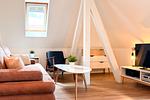 Wohnbereich mit Sitzecke und TV - Wohnung 05 - Top-Hundeurlaub