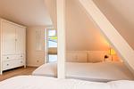 1. Schlafzimmer mit Kleiderschrank - Wohnung 05 - Top-Hundeurlaub