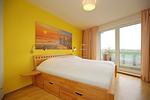 erstes Schlafzimmer mit Ausblick - Wohnung 122 - Top-Hundeurlaub