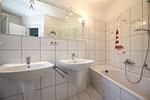 Badezimmer mit doppeltem Waschbecken - Wohnung 122 - Top-Hundeurlaub