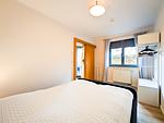Schlafzimmer mit Blick zur Terrasse - Wohnung 05 - Top-Hundeurlaub