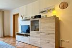 Wohnzimmer mit Schrank - Wohnung 05 - Top-Hundeurlaub
